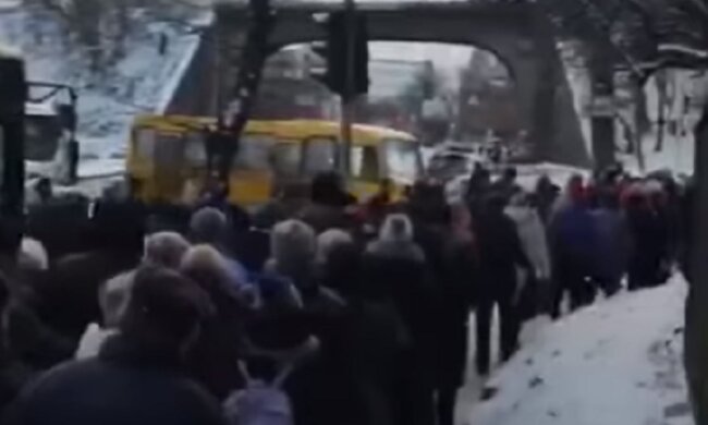 Натовп пішоходів в ранковий час: через ДТП на Куренівці не ходили тролейбуси