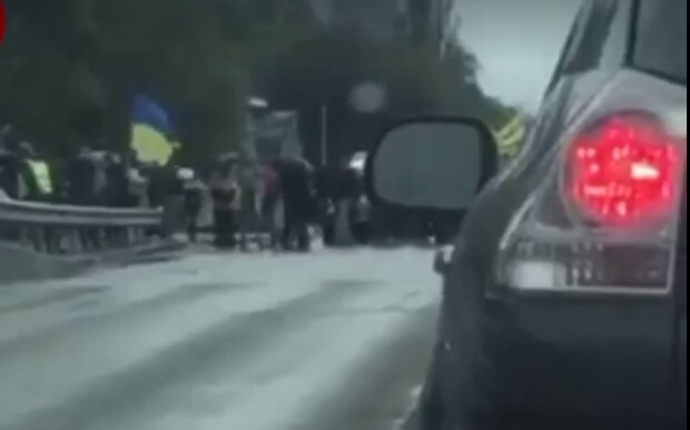 В Києві міст Метро перекрили протестувальники, рух заблоковано (відео)