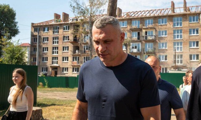 Масштабна відбудова у Святошині: до жовтня планують оновити 14 пошкоджених будинків!