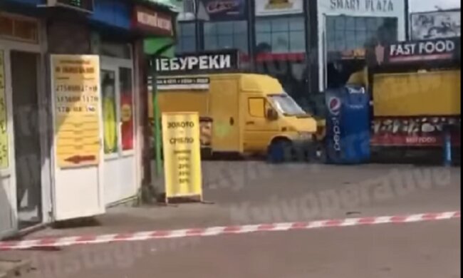 Людей евакуйовано: біля метро Мінська знайшли підозрілу валізу (відео)