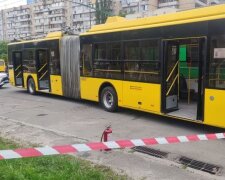 У київський тролейбус кинули запальну суміш