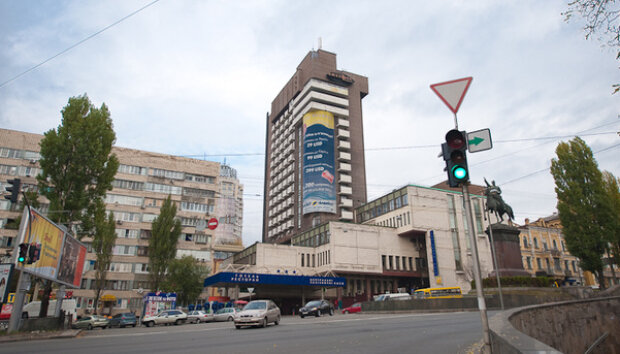 У Києві намагаються здійснити рейдерське захоплення готелю “Експрес”, який має повернутись у власність держави