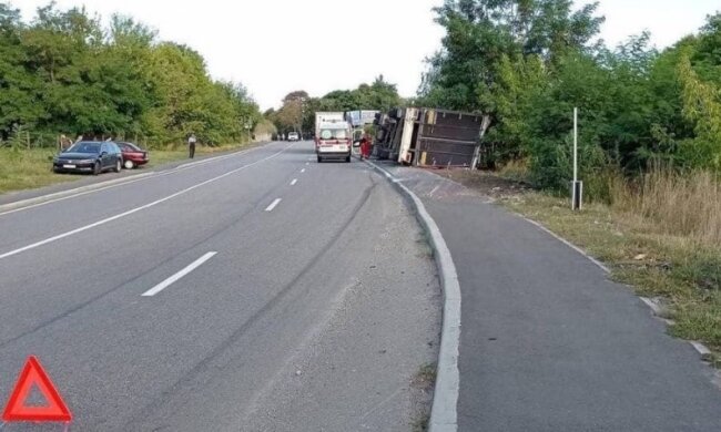 На Київщині перевернулася вантажівка