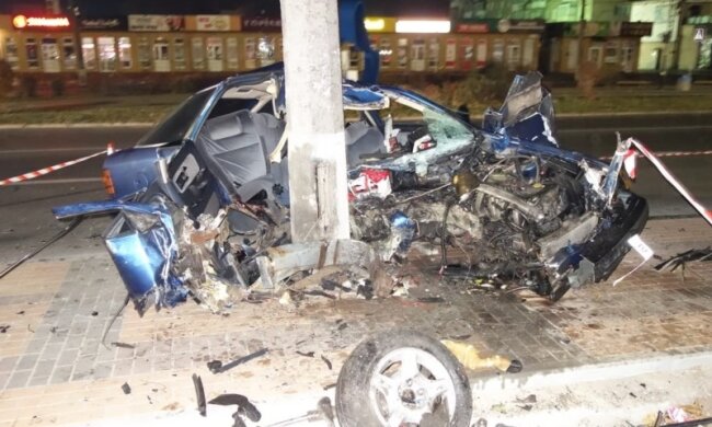 П’яний поліцейський влетів у стовп та вбив товариша: з’явилось відео аварії