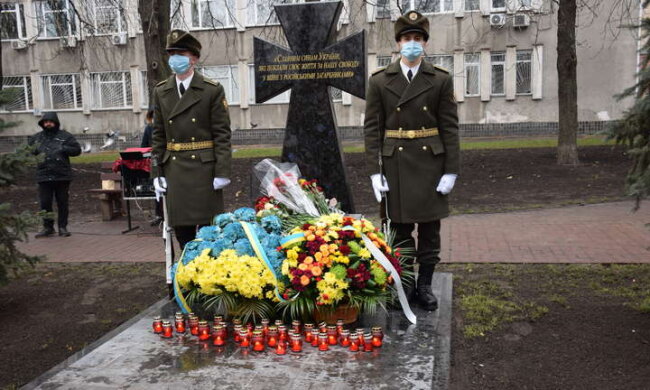 У Подільському районі відкрили пам’ятник місцевим жителям, загиблим за Україну