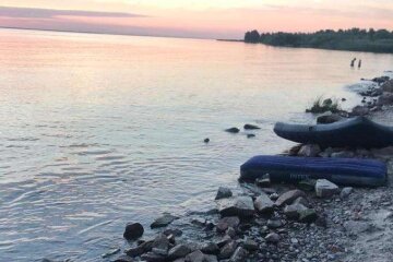 Тіло чоловіка, який потонув з двома дочками на водосховищі, перестали шукати