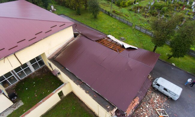 У центрі негоди: буря в Івано-Франківську затопила будинки, зривала дахи, валила дерева та електроопори (фото, відео)