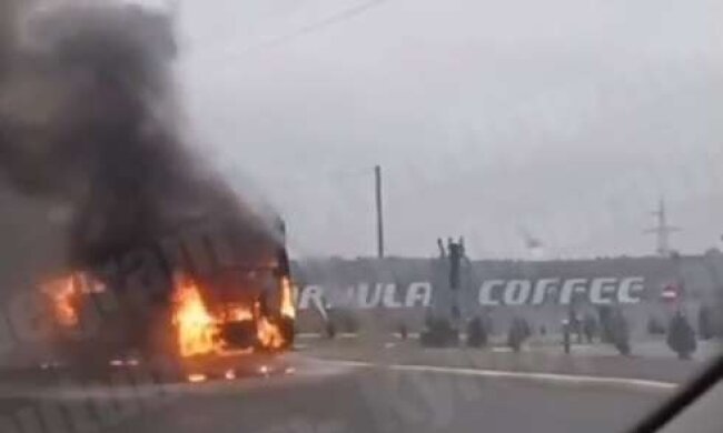 Під Києвом вщент згоріла маршрутка (відео)