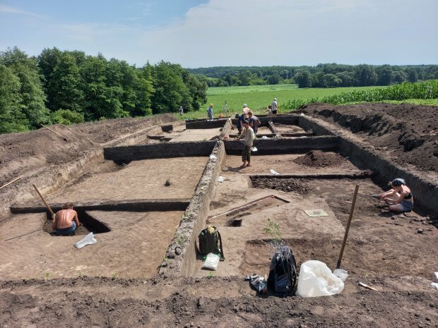У Київській області археологи знайшли артефакти ІІІ - ХІ ст. під час розкопок Рокитянського р-ну