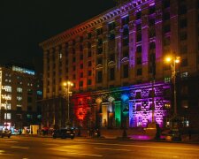 Київська мерія у кольорах ЛГБТ: будівлю КМДА підсвітили «райдужним» прапором