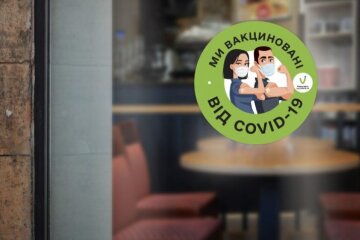 “Ми вакциновані”: київські ресторани та магазини почали використовувати наліпки від МОЗ