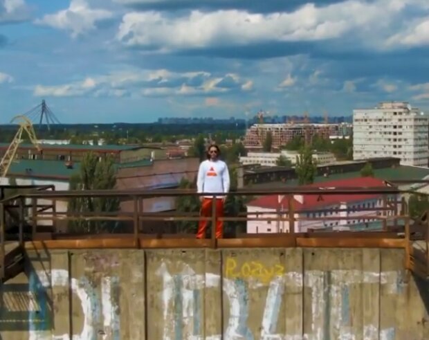 Актор і музикант Джаред Лето виклав відео з верхівки київського Рибальського мосту