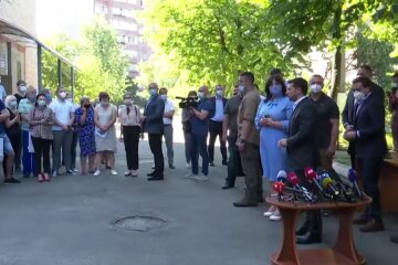 Зеленський вручив ключі від житла у Феофанії  постраждалим від вибуху на Позняках (фото, відео)