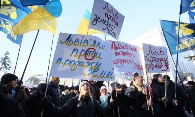 Пристрасті за землею: як із штовханиною та під протести приймають закон про ринок землі у Раді (фото, відео)