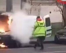 У Києві на Льва Толстого загорілась автівка (відео)