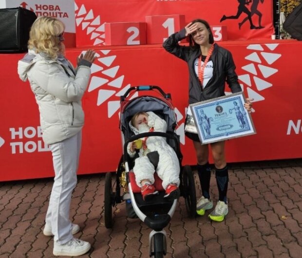 Киянка пробігла марафонську дистанцію із дитиною — що за цікавий рекорд встановили у столиці?