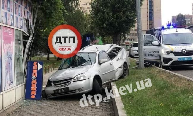 У столиці автомобіль злетів з дороги та влетів у магазин