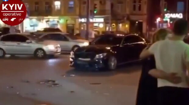 В центрі Києва авто відкинуло на тротуар