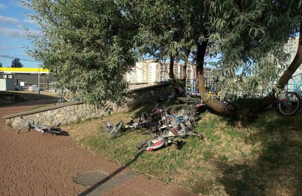 Поскидали з парковки та побили: в парку Молодіжний на Троєщині вандали пошкодили велосипедів на 25 тисяч