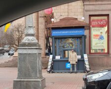 Свідки Єгови "захопили" старовинний МАФ з 90-х на Хрещатику та "працюють" прямо в центрі столиці