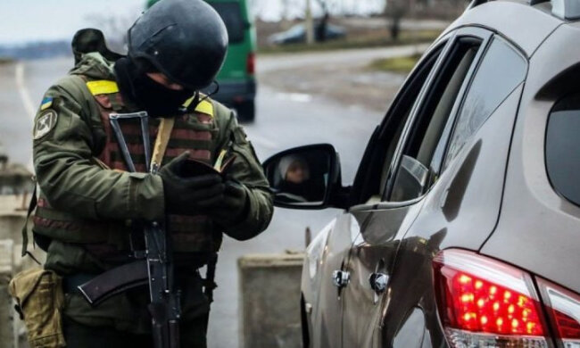 У ТЦК підтвердили, що вони разом з поліцією отримали наказ перевіряти чоловіків на блокпостах Київщини