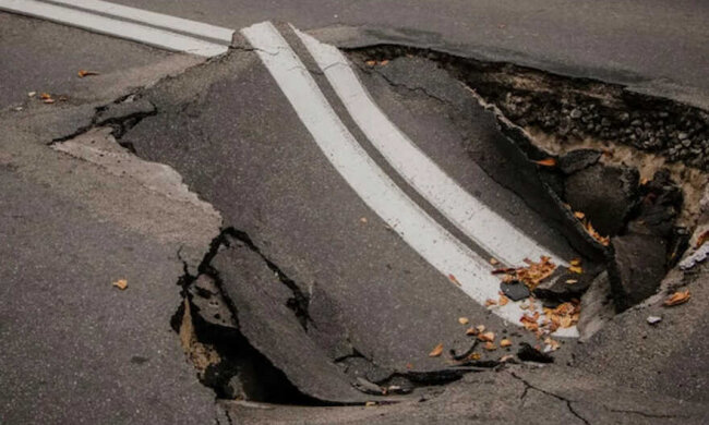 У Києві на Сирці провалився асфальт: транспорт перестав ходити