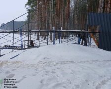 Забудова берега Київського моря: екоінспектори виявили незаконний паркан та вирубку