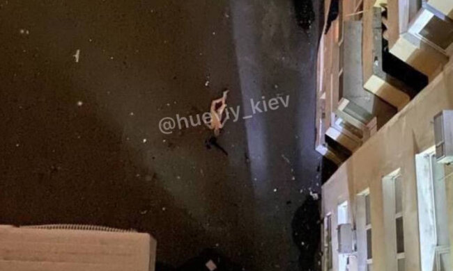 У Києві на Харківському шосе оголений чоловік загинув після падіння з 27 поверху