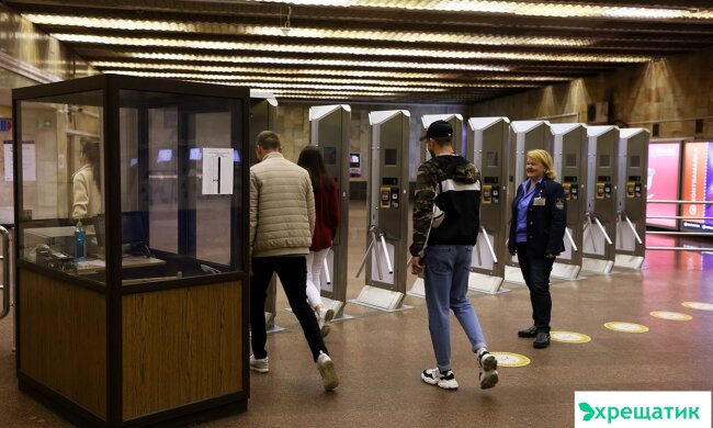 У столичному метрополітені продовжується заміна вивісок після перейменування станцій