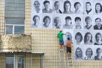 У Києві на фасаді Павлівської психлікарні розмістили чорно-білі портрети її працівників