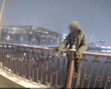 Патрульні врятували самогубця, яки збирався стрибнути з мосту (відео)