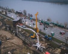 У Києві за програмою Зеленського цілодобово і без вихідних добудовують Дарницький міст