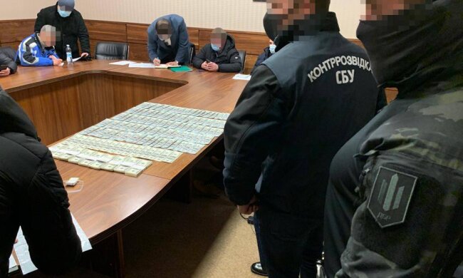 У Києві затримали особу, яка торгувала місцем в Офісі президента