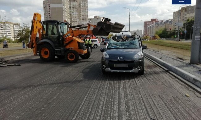 В Києві екскаватор зачепив ковшем дах автівки, водій травмований (відео)