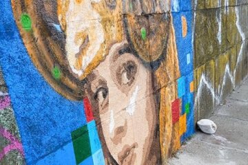 Поверх реклами наркотиків на набережній Дніпра намалювали золоте руно