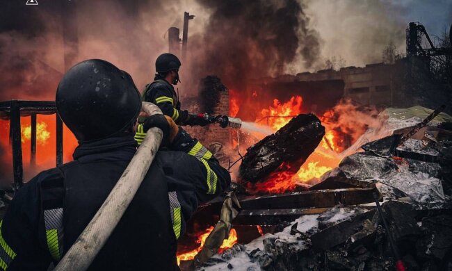 Внаслідок ранкового обстрілу Київщини постраждала людина, пожежу складу ліквідували — КОВА