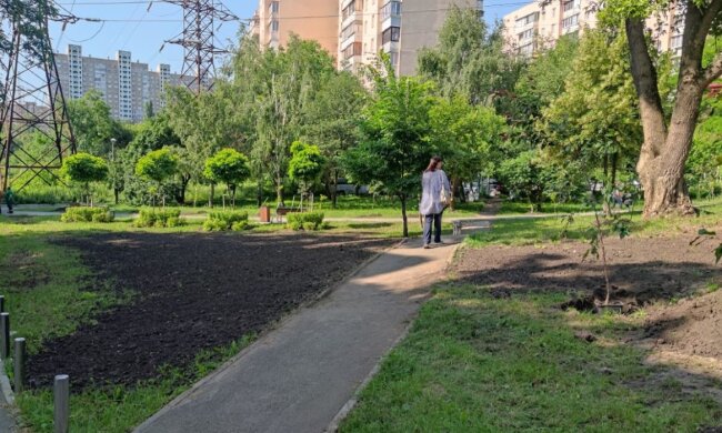 У Подільському районі висадили новий сквер на честь загиблих у війні журналістів, операторів та медійників