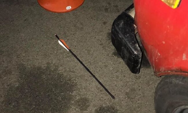 Стріла пробила руку наскрізь: на Київщині в чиновницю влучили з арбалета