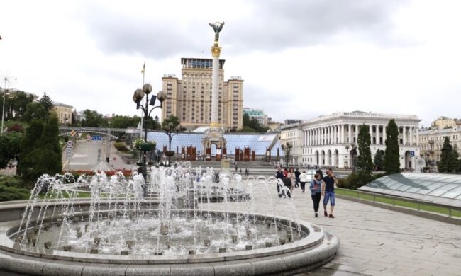 Старі та нові: в Києві запрацювали водограї (фото)