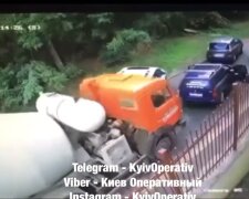 У Києві на Подолі бетономішалка знесла 4 автівки
