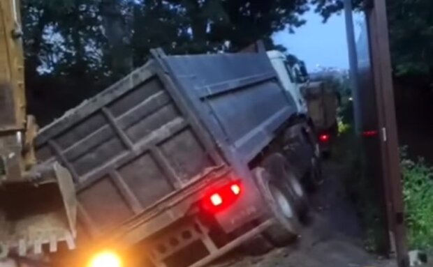 На Солом’янці переповнена вантажівка провалилася під асфальт (відео)