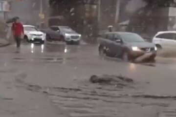 Комунальники пояснили повінь з фонтаном біля станції Сирець