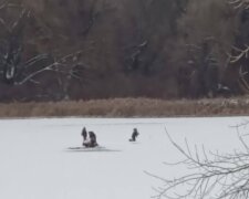 Жах на льоду в Києві: на Оболоні ледь не загинув рибалка