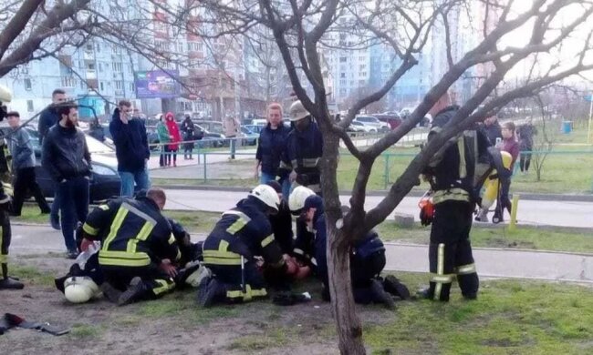 У Києві пожежники врятували двох дітей без ознак життя