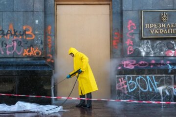 Стала відома вартість очищення фасаду Офісу президента