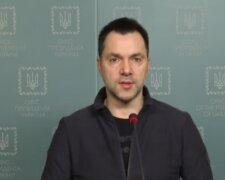 Україна з Кримом і Донбасом: Арестович назвав дві головні умови на перемовини з Росією