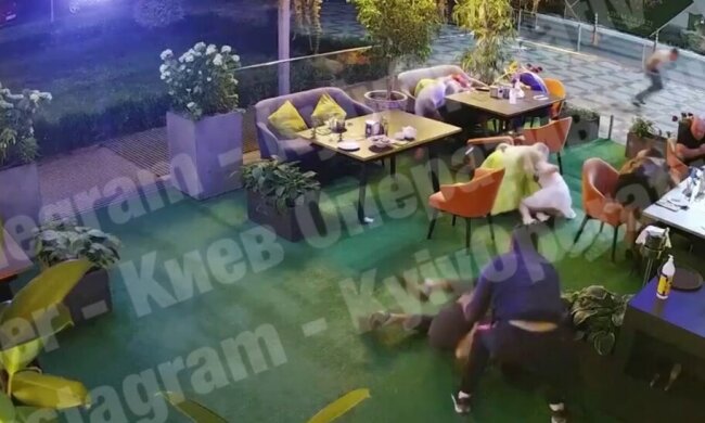 Мама закрила собою дитину: з’явилося відео стрілянини і бійки у київському ресторані