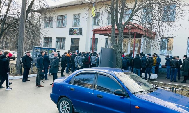 Біля Солом’янського військкомату вишикувалася величезна черга з чоловіків (відео)