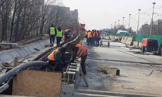 На Борщагівському шляхопроводі встановлюють бордюри та опалубку для тротуару (фото)