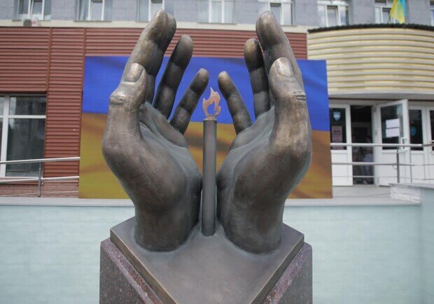 У Києві встановлений пам’ятник лікарям – жертвам коронавірусу
